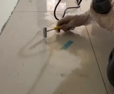 合肥瓷砖开裂维修公司专业分享瓷砖在铺贴前如果没有沥干水分，将会导致以下问题