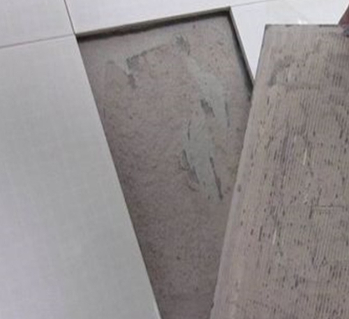 合肥瓷砖空鼓维修公司分享瓷砖铺贴时如果打浆（即涂抹在瓷砖背面和基层上的砂浆或瓷砖胶）过少，会带来以下问题